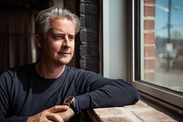 Человек смотрит в окно